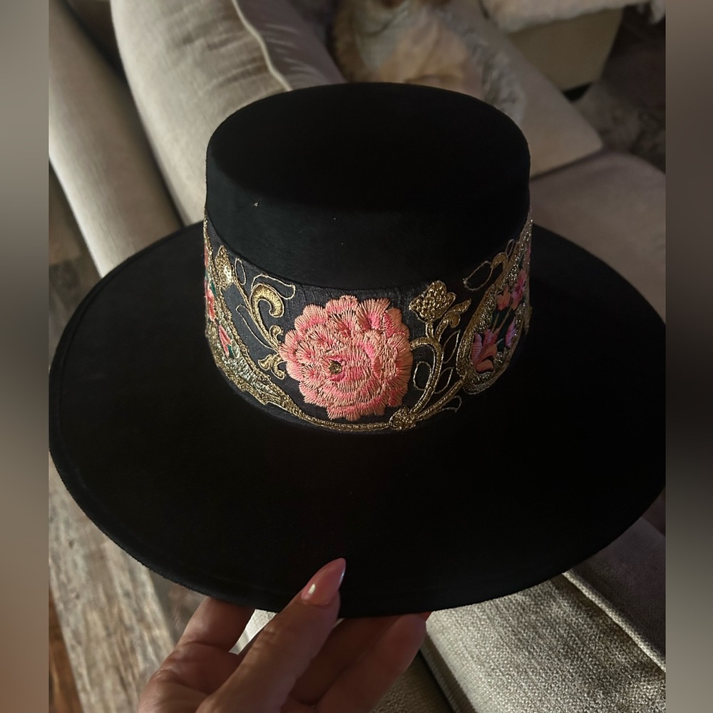 🖤 “Stunning Hats N Roses” cowboy hat 🌹